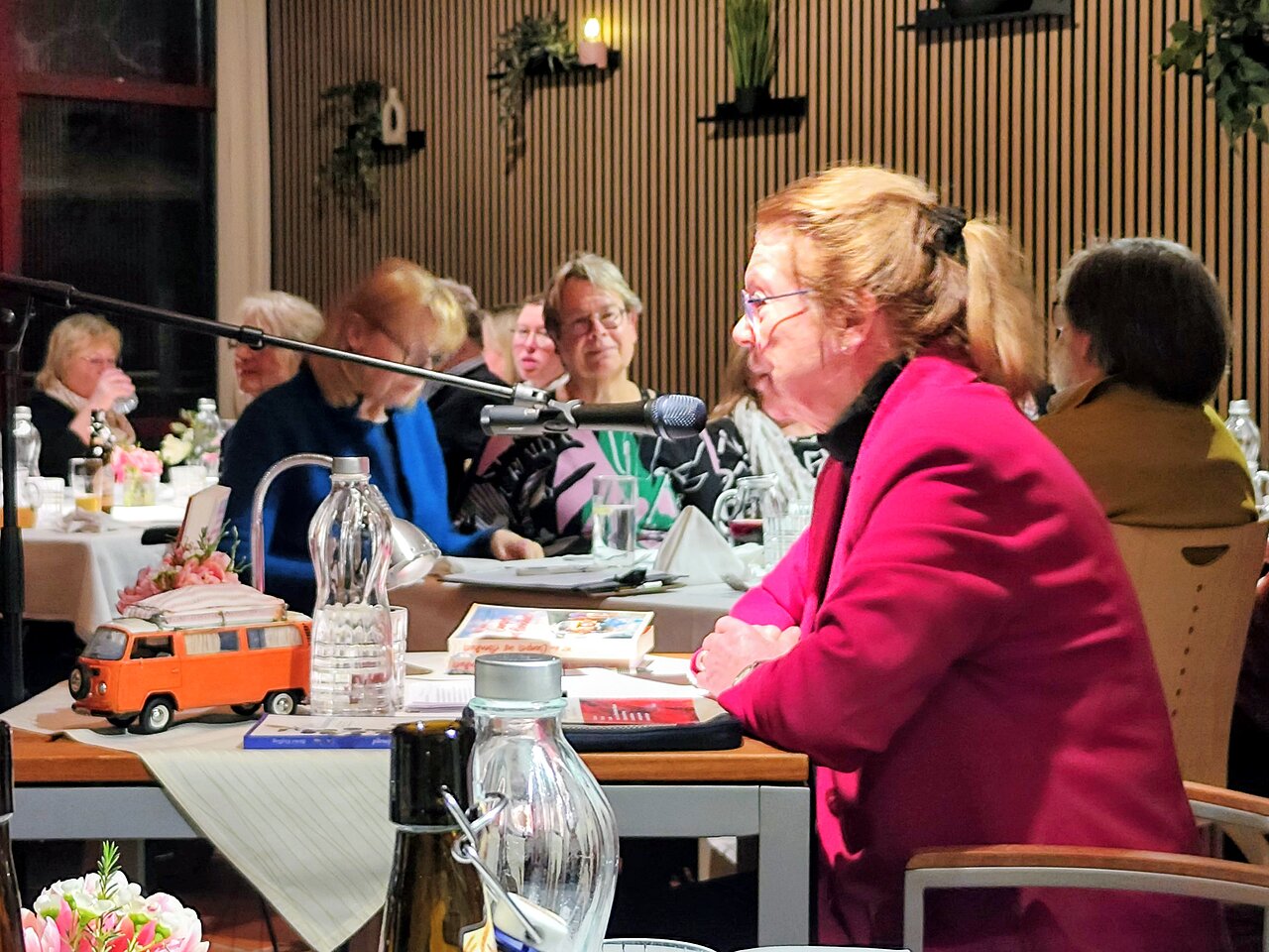 Eine Dame liest aus einem Buch vor