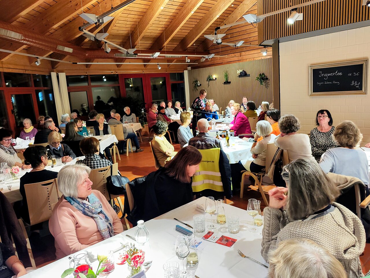Menschen am Tisch beim Essen