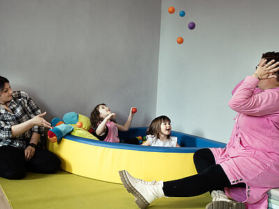 Zwei Erwachsene und zwei Kinder beim Spielen